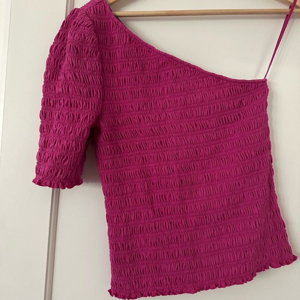 GAP NWT One-Shoulder Magenta Top - Small